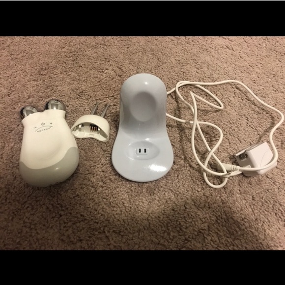 NuFACE Trinity + Eye and Lip Enhancer
Attachment Bundle - Picture 2 of 2